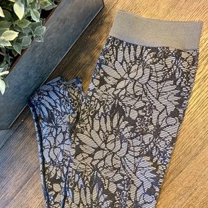 NWOT LUCY PATTERNED LEGGINGS